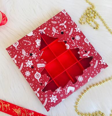 16 Bölmeli Çam Ağacı Tasarım Bonbon Çikolata Kutusu — galeri görseli