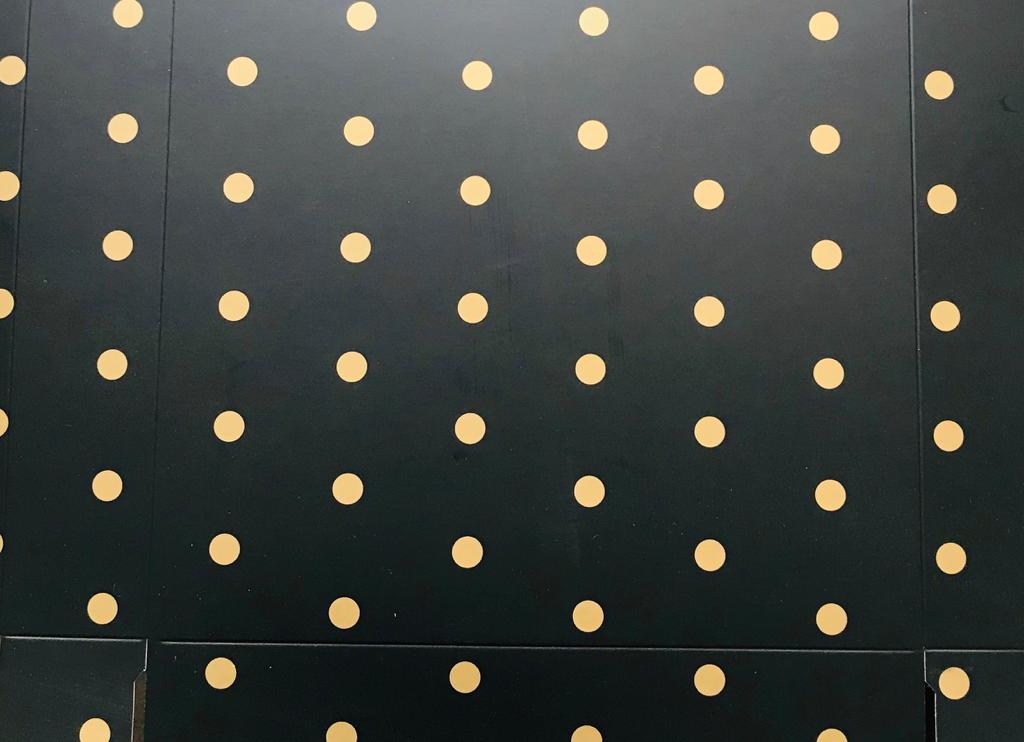 5x5x25 Pencereli Sürgülü Makaron Kutusu — Renk: siyah puantiyeli